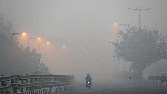 smogchokesdelhi:schoolsremainclosedtoday